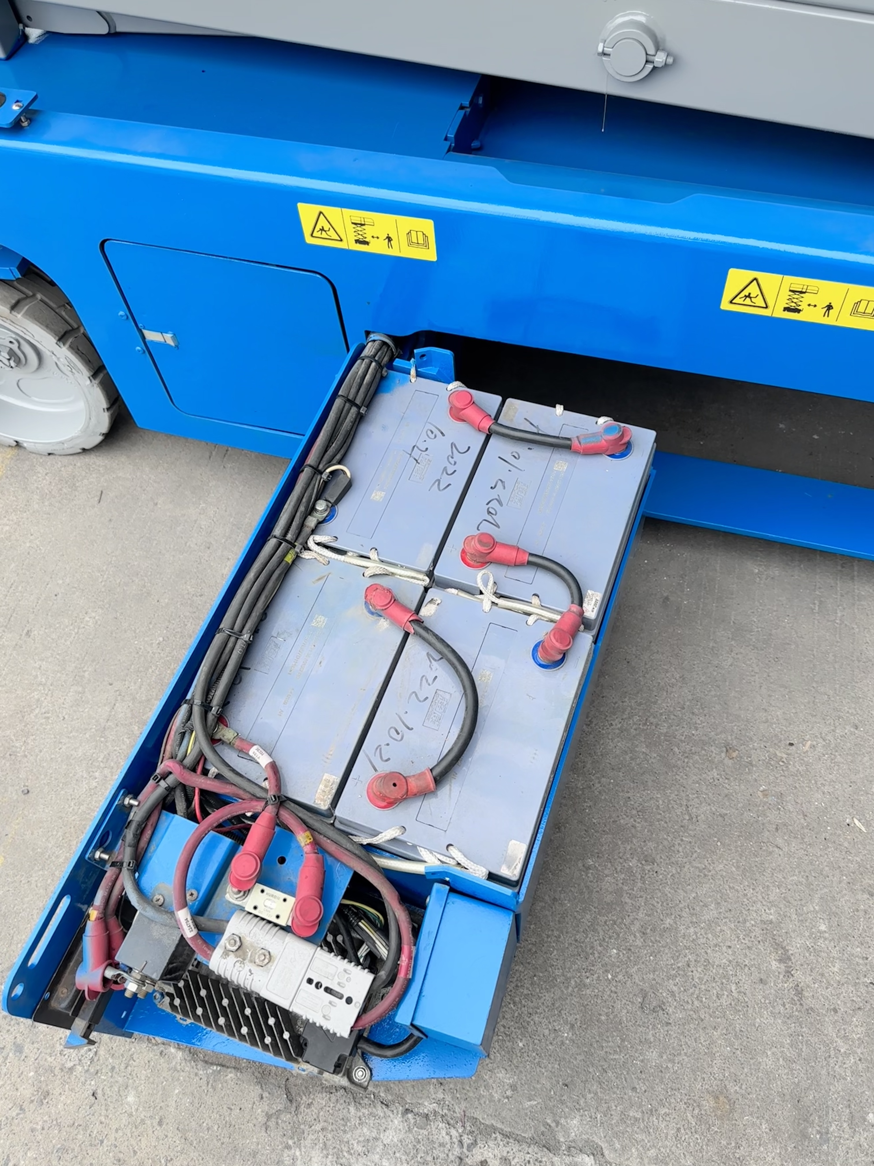 Xe nâng cắt kéo Genie 8m