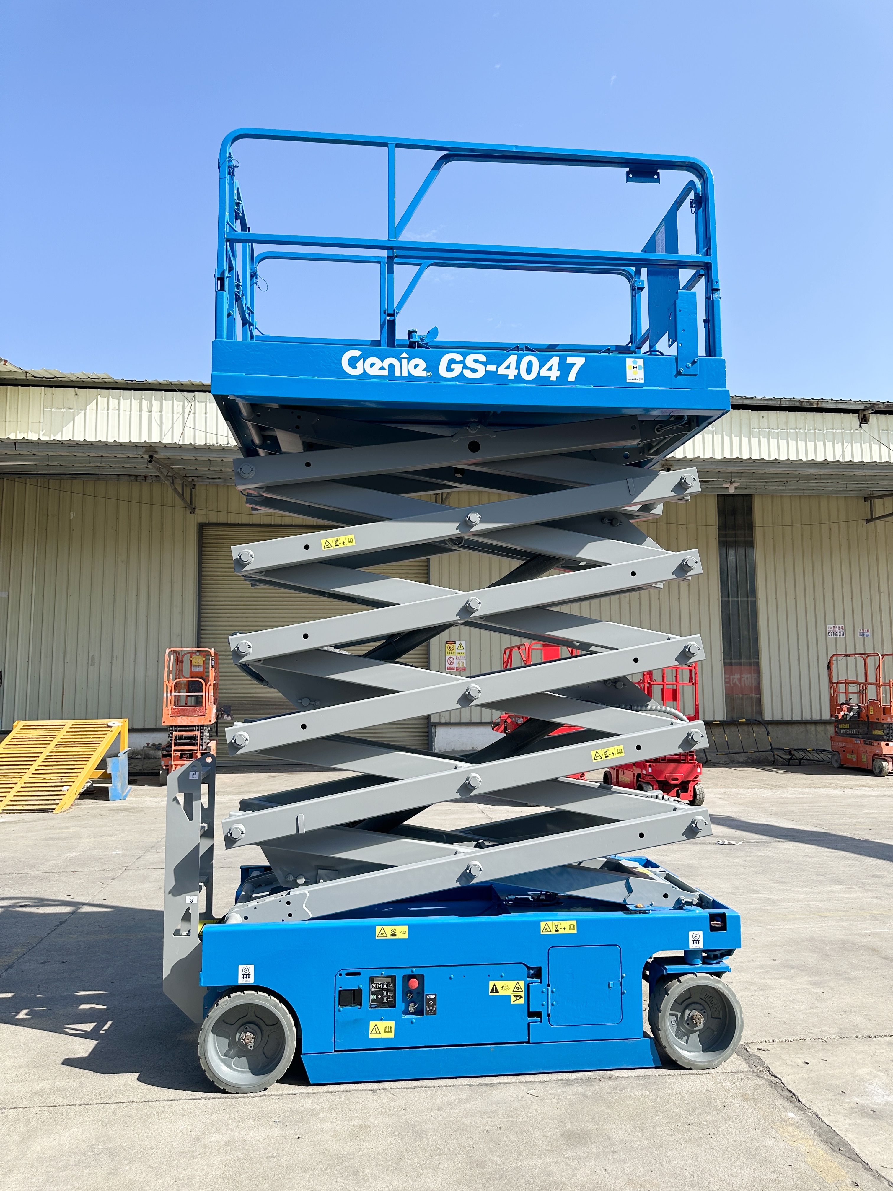 Thang máy cắt kéo Genie 12m