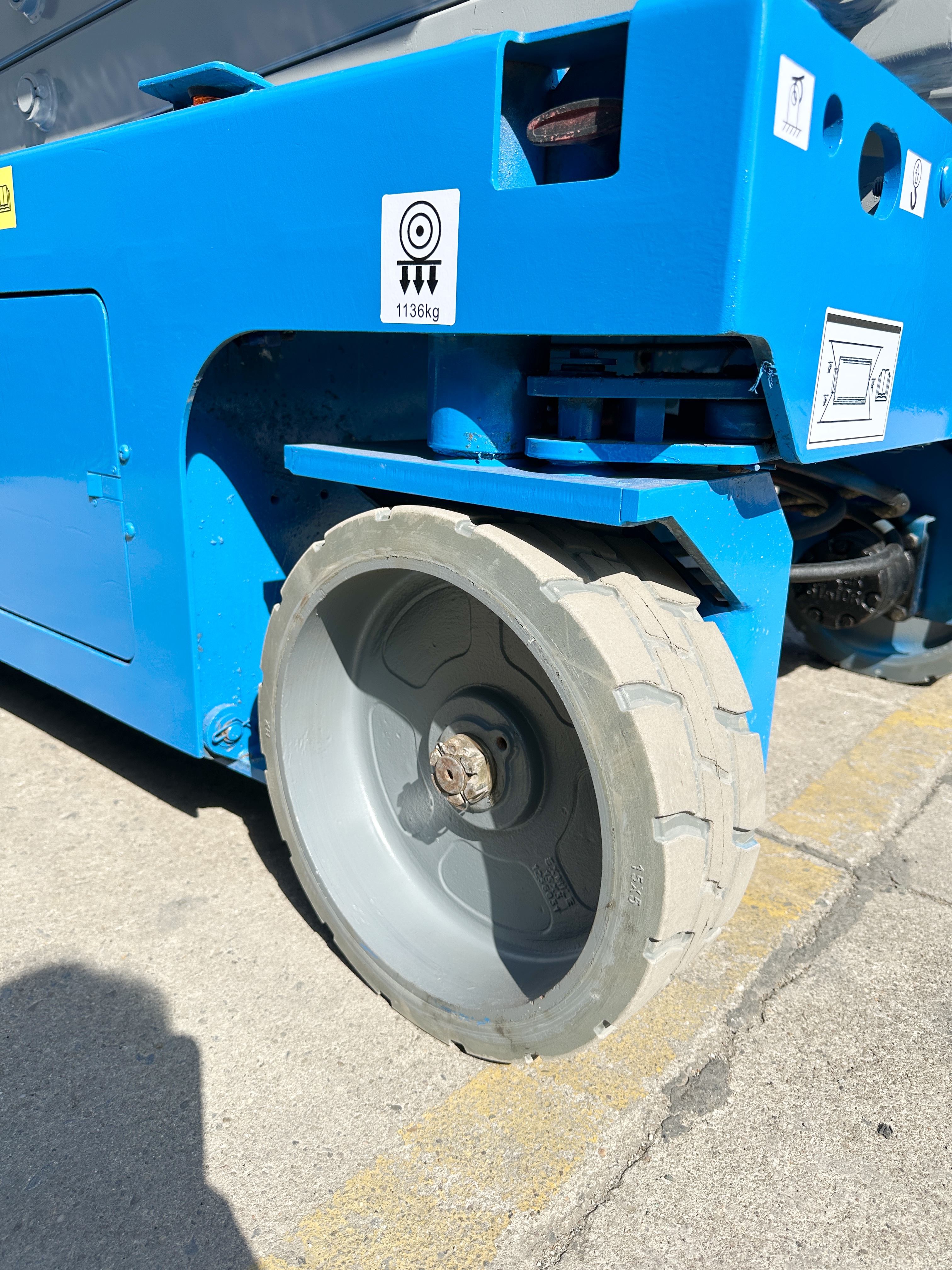 Xe nâng cắt kéo Genie 10m