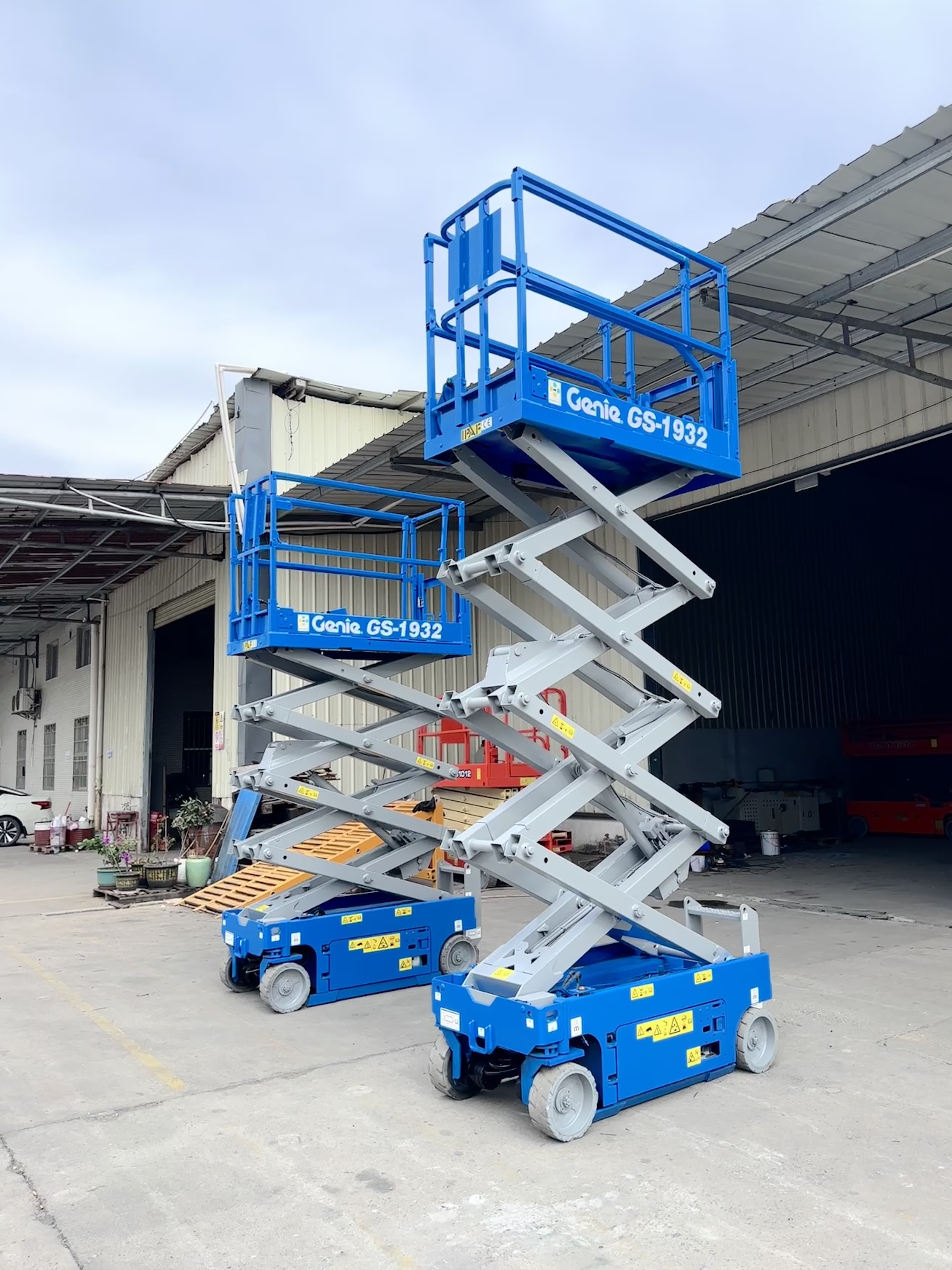 Xe nâng cắt kéo Genie 6m