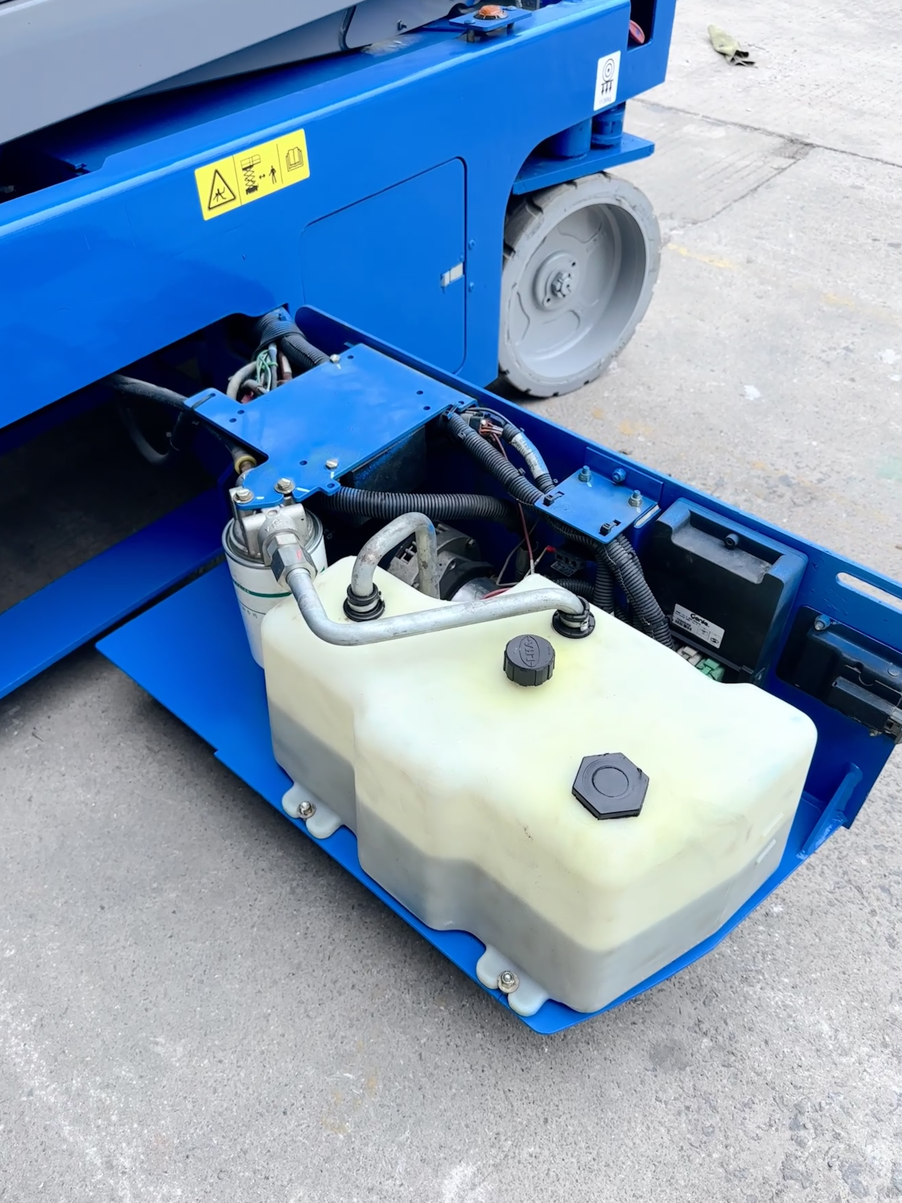 Xe nâng cắt kéo Genie 10m