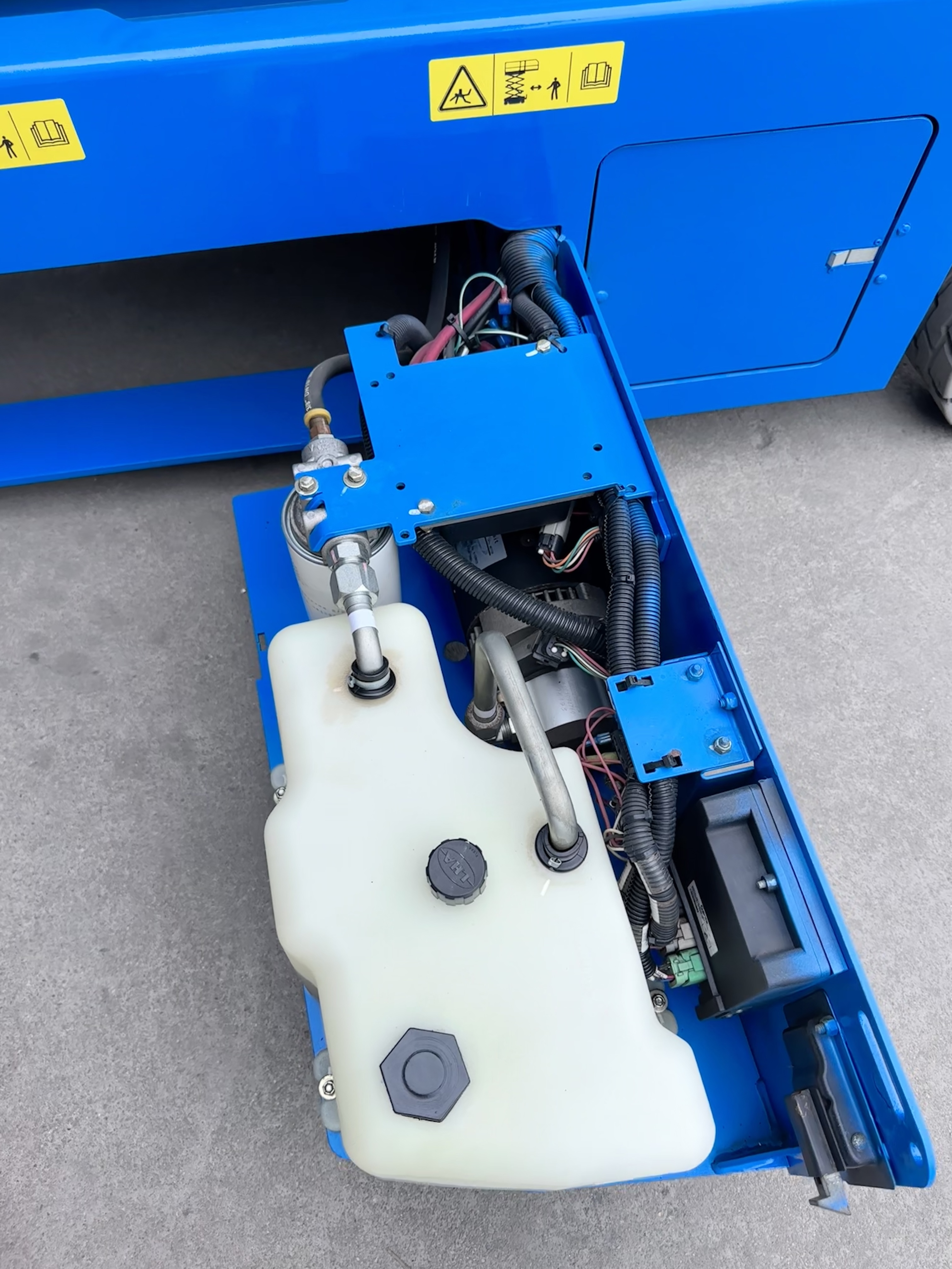 Xe nâng cắt kéo Genie 8m