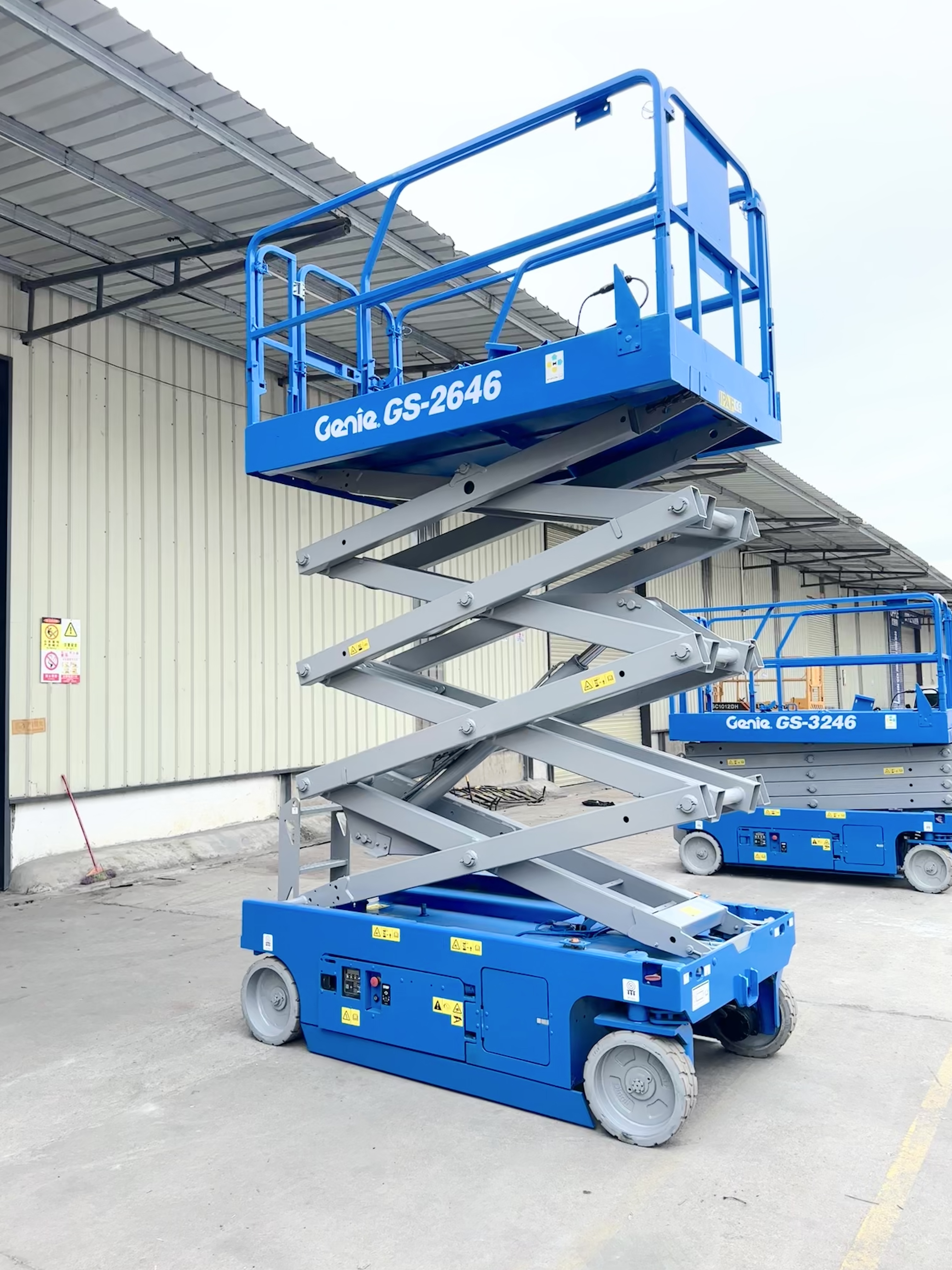 Xe nâng cắt kéo Genie 8m