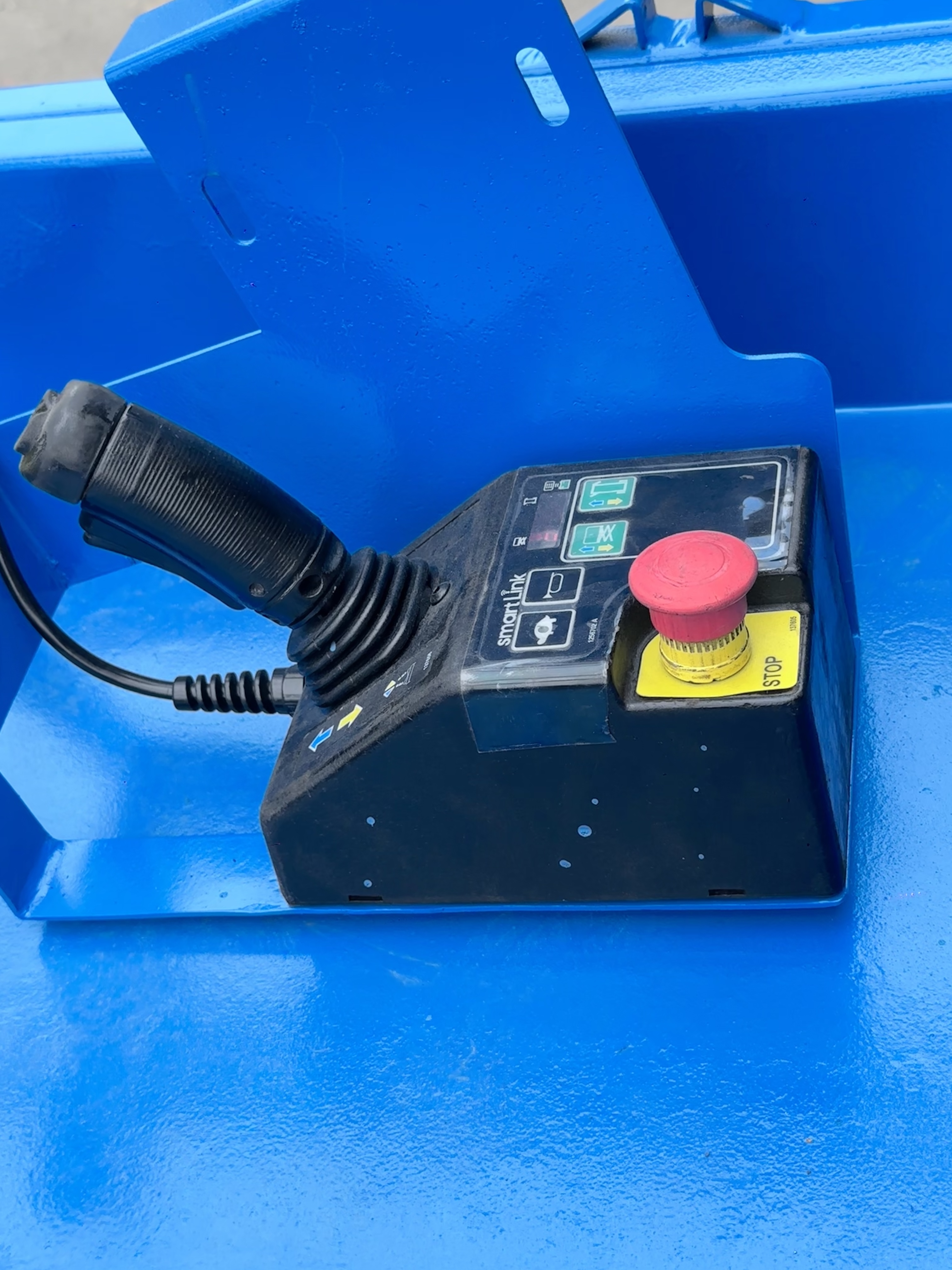 Xe nâng cắt kéo Genie 8m