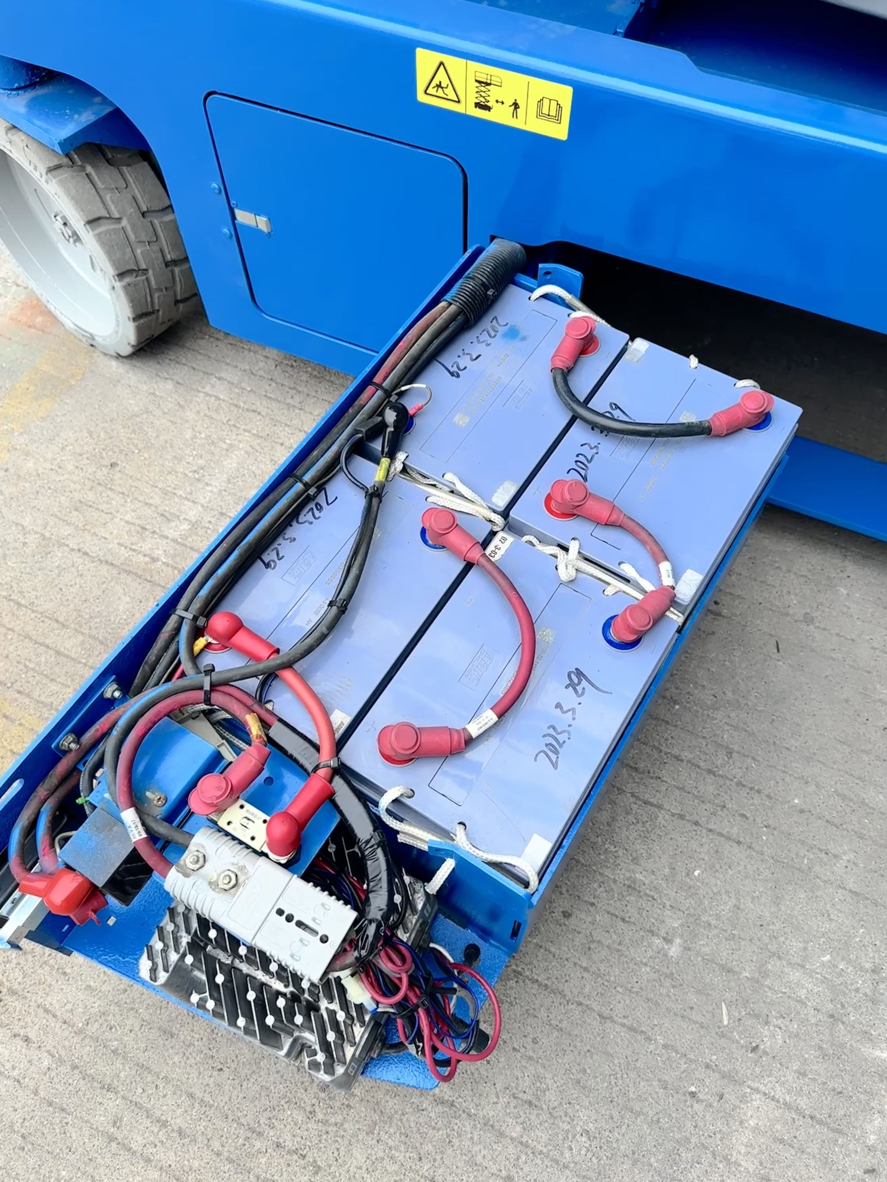 Xe nâng cắt kéo Genie 10m